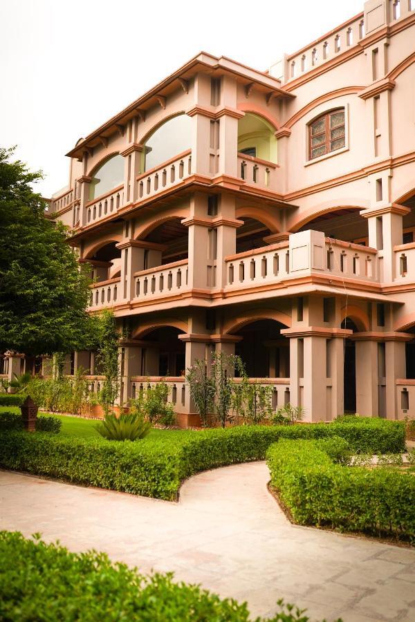 Mvt Guesthouse & Restaurant Vrindāvan Esterno foto